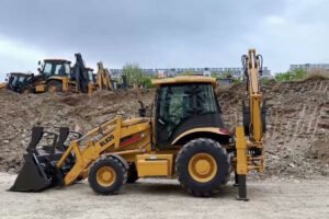 Front loader and backhoe combination machine for heavy construction
