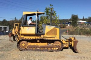 Crawler bulldozer with front blade